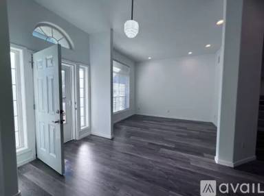 Main picture of 1050 Peacock St