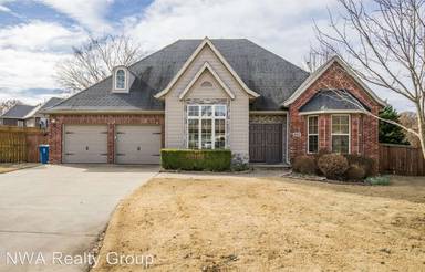 Main picture of 902 NE Halifax Pl