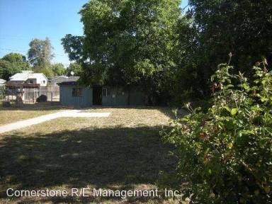 Main picture of 221 W 2nd St