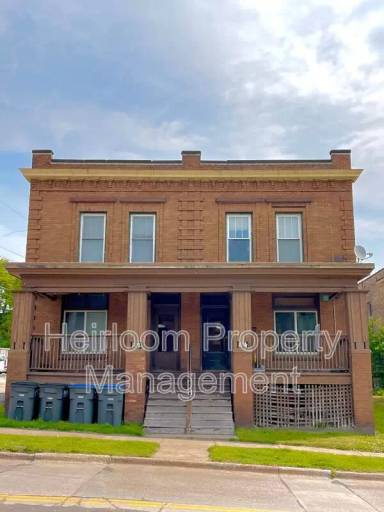 Main picture of 112 S 14th Ave E