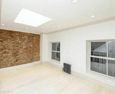 Main picture of 161 W 4th St