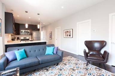 Main picture of 2048 N Damen Ave