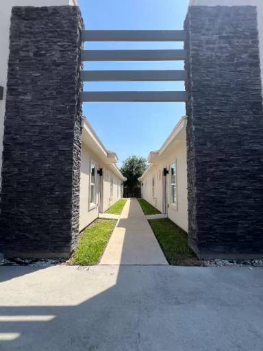 Main picture of 904 E La Cantera Ave