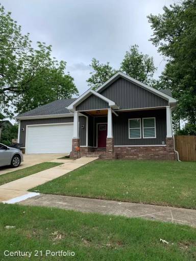 Main picture of 403 W Strawn Ave