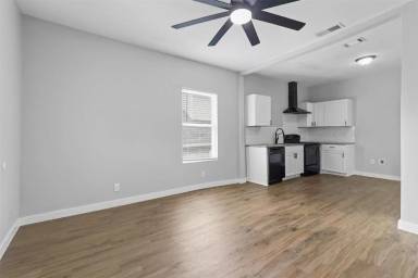 Main picture of 425 E Elm St