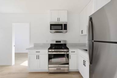 Main picture of 1805 W 80th St