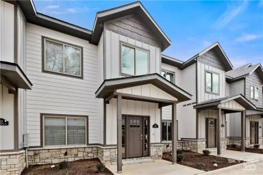 Main picture of 404-418 NW Retreat Ln