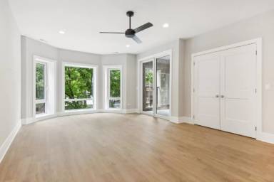 Main picture of 3823 N Clark St