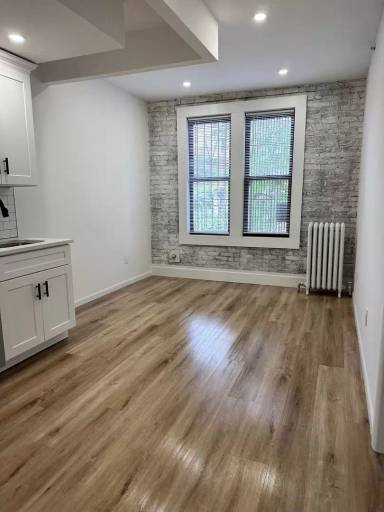 Main picture of 666 E 188th St