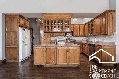 Main picture of 646 N Damen Ave