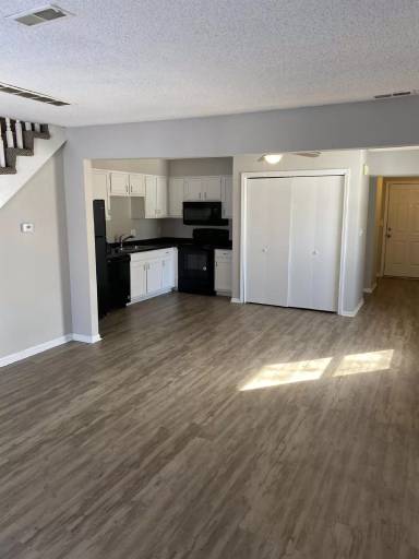Main picture of 110 W Major St
