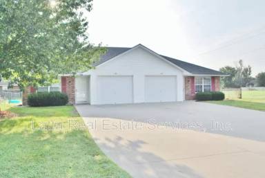 Main picture of 107 NW Parker Dr