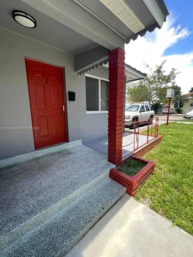 Main picture of 1934 Madison St