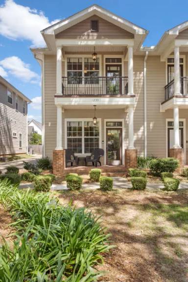 Main picture of 1233 N Duval St