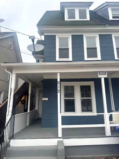 Main picture of 208 E Oak St