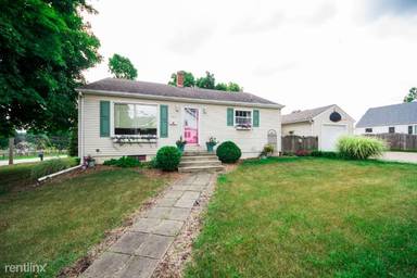 Main picture of 102 W Sunny Ln
