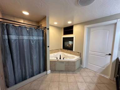 Main picture of 646 SW 37th St