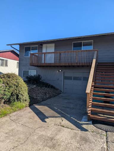 Main picture of 10515 NE 8th St