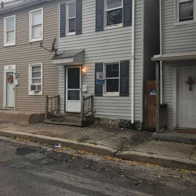 Main picture of 321 Walnut St