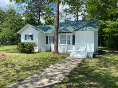 Main picture of 216 W Stewart Ave