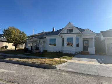 Main picture of 215 W 5th St