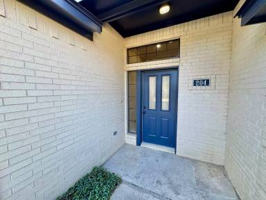 Main picture of 204 Pear Tree Pl