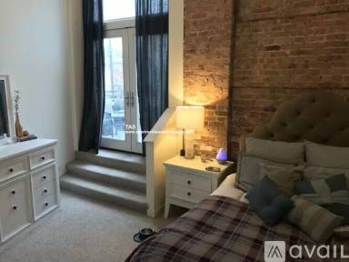 Main picture of 2401 W North Ave