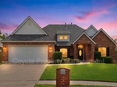 Main picture of 2809 N Fern Ave