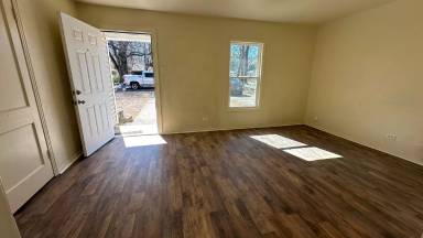 Main picture of 704 Victoria St