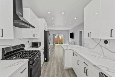 Main picture of 7239 Kraft Ave