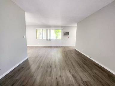Main picture of 400 N Serrano Ave