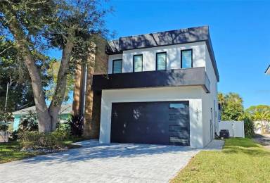 Main picture of 2475 Bay St