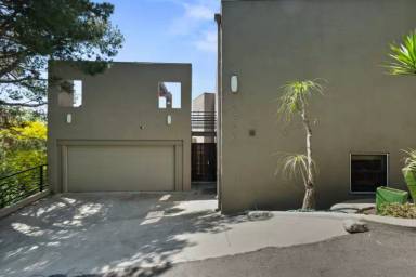 Main picture of 2734 Hollyridge Dr