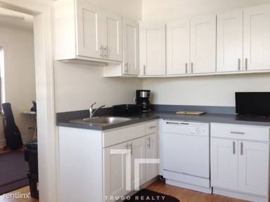 Main picture of 2046 W Berteau Ave
