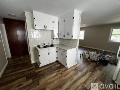Main picture of 401 E 5th St