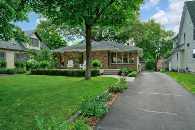 Main picture of 214 Broadway Ave N