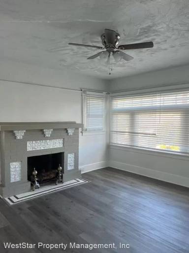 Main picture of 160 1/2 E 49th St