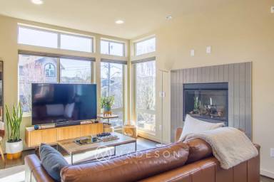 Main picture of 7433 4th Ave NE