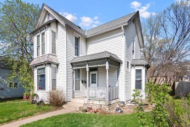 Main picture of 2411 Fillmore St NE