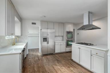 Main picture of 20724 Chatsworth St