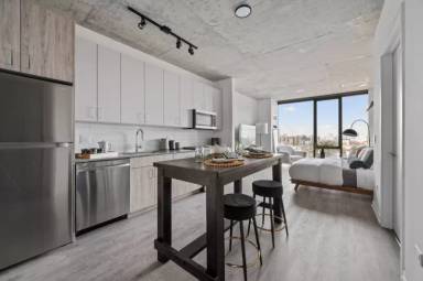 Main picture of 468 W Chicago Ave