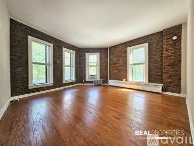 Main picture of 2200 N Clark St