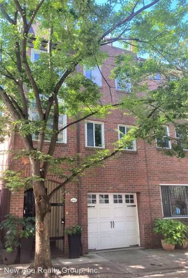 Main picture of 2108 Appletree St