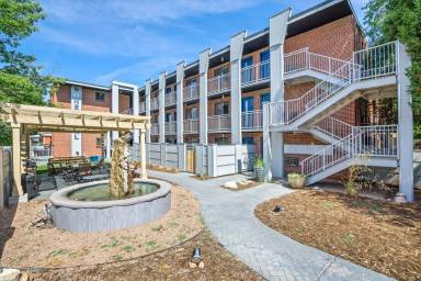 Main picture of 1 N Pearl St