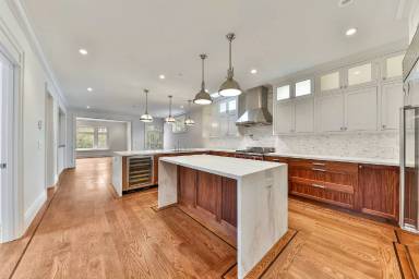 Main picture of 823 Lake St