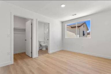 Main picture of 707 W 80th St