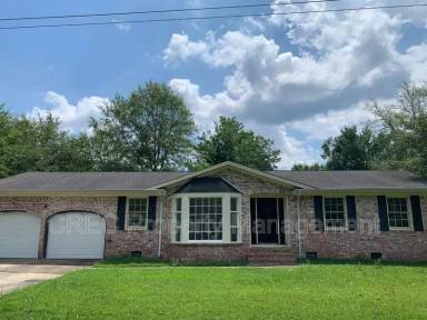 Main picture of 205 Pinewood Dr