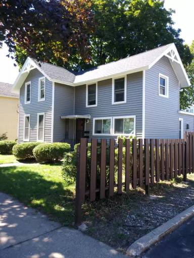 Main picture of 415 1/2 Center St