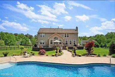 Main picture of 4 Jefferson Ct