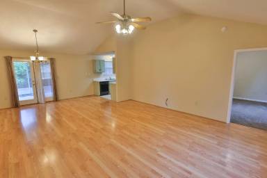 Main picture of 213 Pinoak Ct W